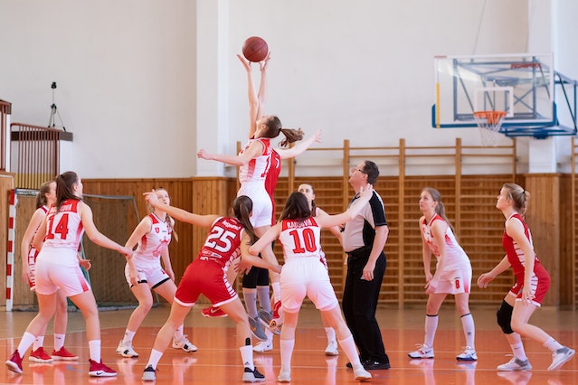Perché praticare basket benefici fisici e mentali di questo sport